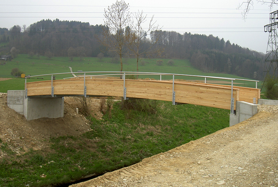 Brücke mit Stahlgeländer