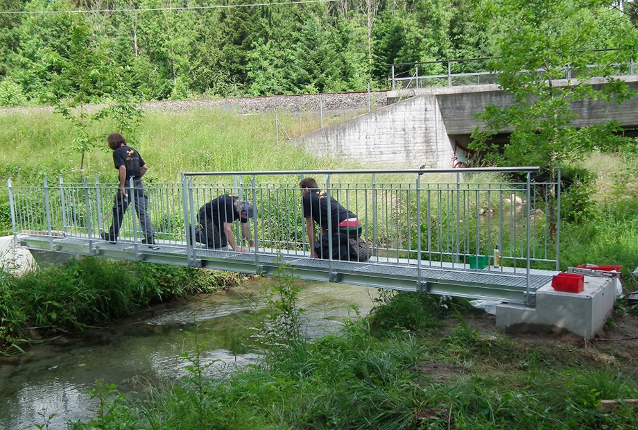 Stahlbrücke über Bach