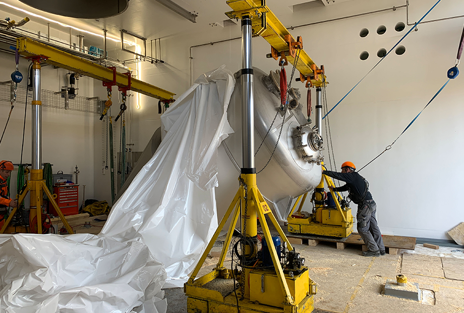 Montagearbeit in der Industrie in engen Platzverhältnissen