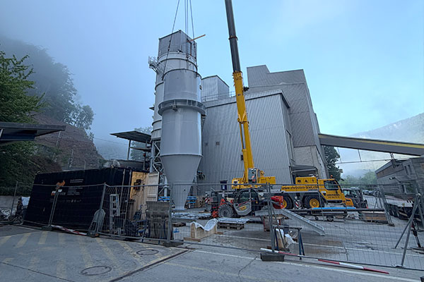 Zementindustrie Einbringung Puffersilo mit Kran in Produktionshalle